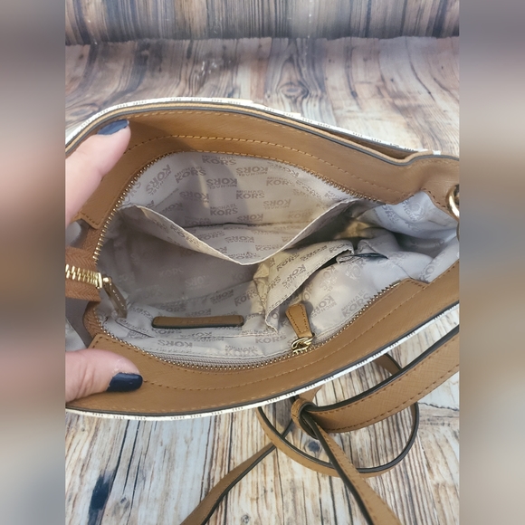 MICHAEL KORS  Hamilton Traveler Medium Top Zip Messenger Bag - Picture 13 of 14